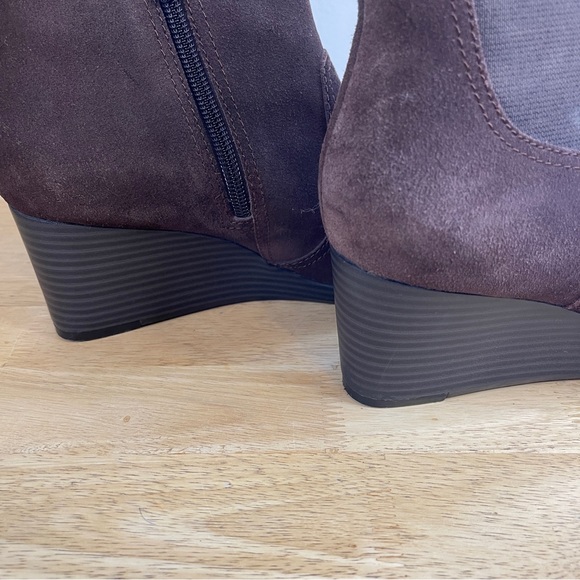 Clarks Crystal Quartz Brown Suede Leather Wedge Chelsea Boots Booties Size 7.5W - Picture 12 of 15